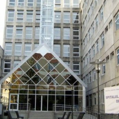 Fosta directoare financiară și fostul șef al serviciului de achiziții, trimiși în judecată pentru fraudă la spitalul din Brașov
