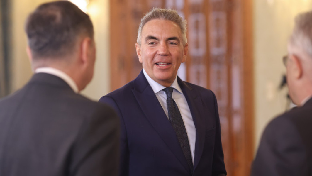 Dragoș Anastasiu, vicepremier al României, a vorbit marți seara la Digi 24 despre importanța "bunului simț" în gestionarea situației economice a țării, alături de modificările legislative pentru reducerea cheltuielilor bugetare anunțate de guvernul Bolojan. El a subliniat că, în condițiile în care Curtea Constituțională a pregătit indemnizații-record de 180.000 de lei pentru judecători care ies la pensie, este nevoie de solidaritate și raționament comun.