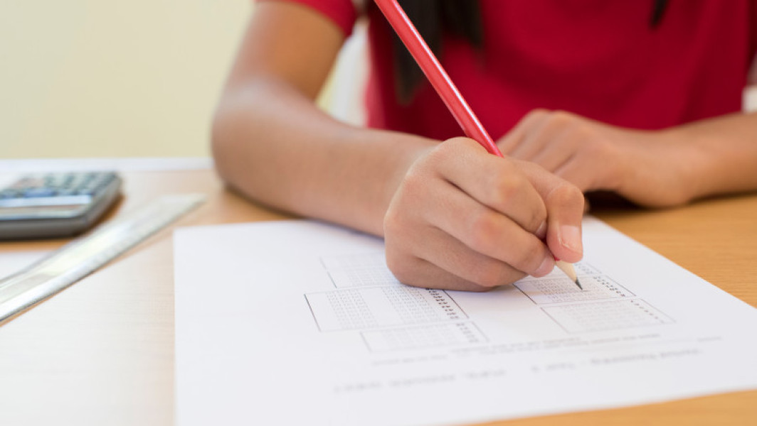 Rezultatele examenului național de Evaluare Națională 2025, care s-a încheiat pe 27 iunie, vor fi afișate astăzi, 3 iulie, până la ora 12:00, conform calendarului stabilit de Ministerul Educației. Primele rezultate vor putea fi consultate atât la avizierele școlilor, cât și pe platforma evaluare.edu.ro, notează digi24.ro.