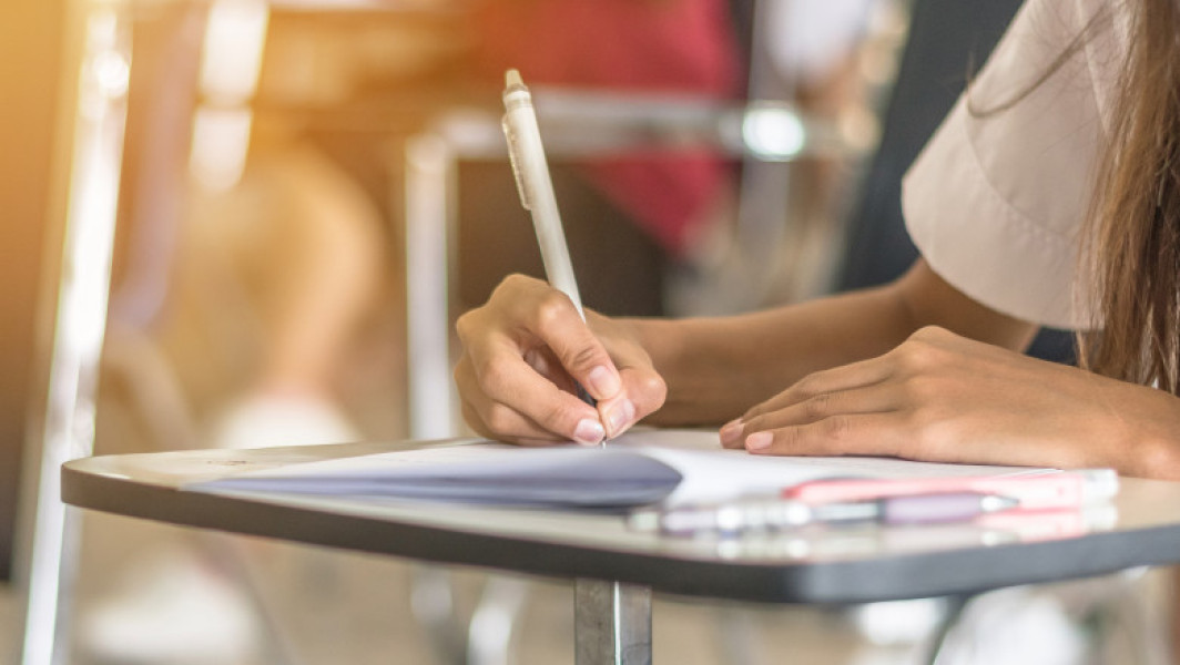 ministrul educației anunță schimbări în sistemul de burse pentru elevi și studenți