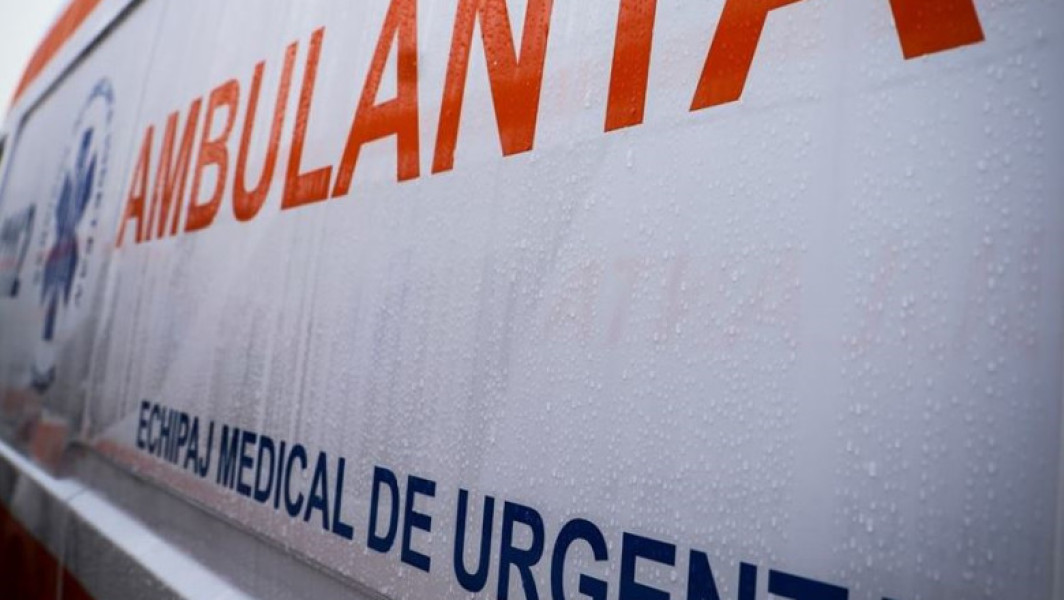Un adult și doi copii au prezentat simptome de rău în parcul Ioanid din Sectorul 2, posibil din cauza inhalării vaporilor proveniți din substanțe folosite la întreținerea echipamentelor de joacă. Primăria Sectorului 2 a anunțat că a început verificări și a descoperit că firma care avea echipamentele nu avea autorizație valabilă pentru ocuparea domeniului public, fiind sancționată.