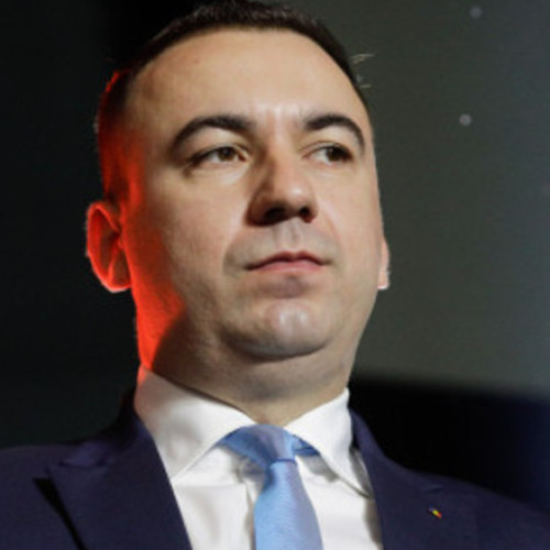 ministrul energiei, Bogdan Ivan, așteaptă scuze de la noul ministru al economiei, Radu Mîrțu, pentru afirmațiile privind majorarea salariului directorului Salrom după tragedia de la Salina Praid. &quot;Asa ar fi frumos și elegant&quot;, spune Ivan, menționând că nu se va supăra dacă nu le va primi. El explică faptul că aceste majorări s-au făcut înainte ca Mîrțu să fie la cârma ministerului, în timp ce fostul ministru se afla încă în funcție.