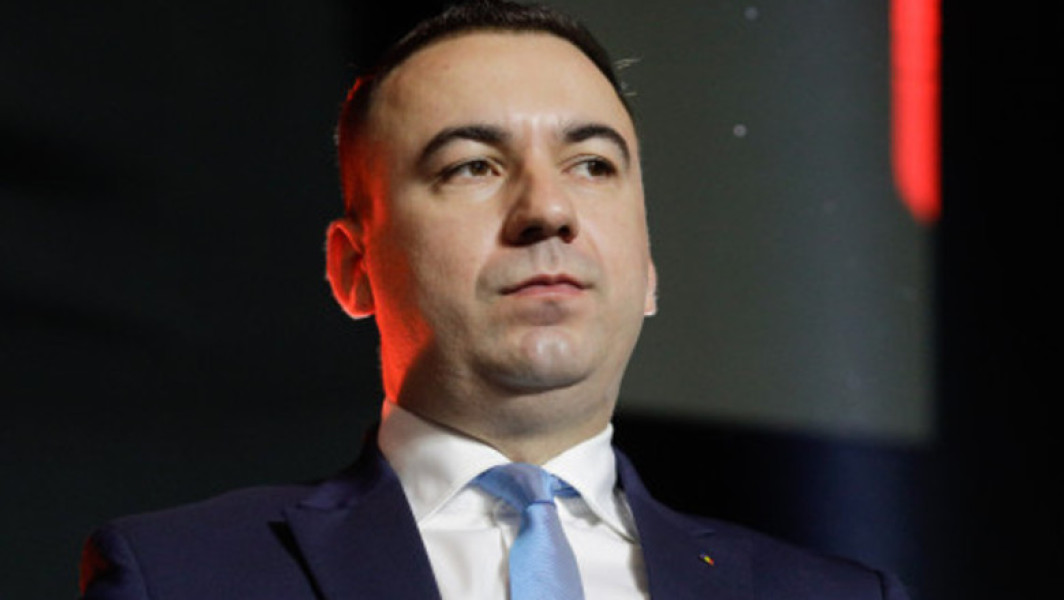 ministrul energiei, Bogdan Ivan, așteaptă scuze de la noul ministru al economiei, Radu Mîrțu, pentru afirmațiile privind majorarea salariului directorului Salrom după tragedia de la Salina Praid. "Asa ar fi frumos și elegant", spune Ivan, menționând că nu se va supăra dacă nu le va primi. El explică faptul că aceste majorări s-au făcut înainte ca Mîrțu să fie la cârma ministerului, în timp ce fostul ministru se afla încă în funcție.