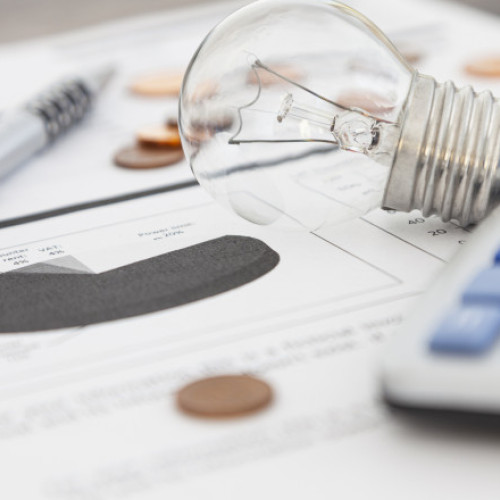 Persoanele vulnerabile vor primi carduri de ajutor pentru plata facturilor la energie începând din august