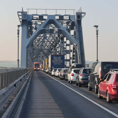Trafic blocat pe podul Prieteniei Giurgiu - Ruse din cauza unui camion defect