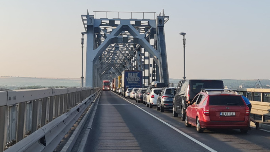 Trafic blocat pe podul Prieteniei Giurgiu - Ruse din cauza unui camion defect