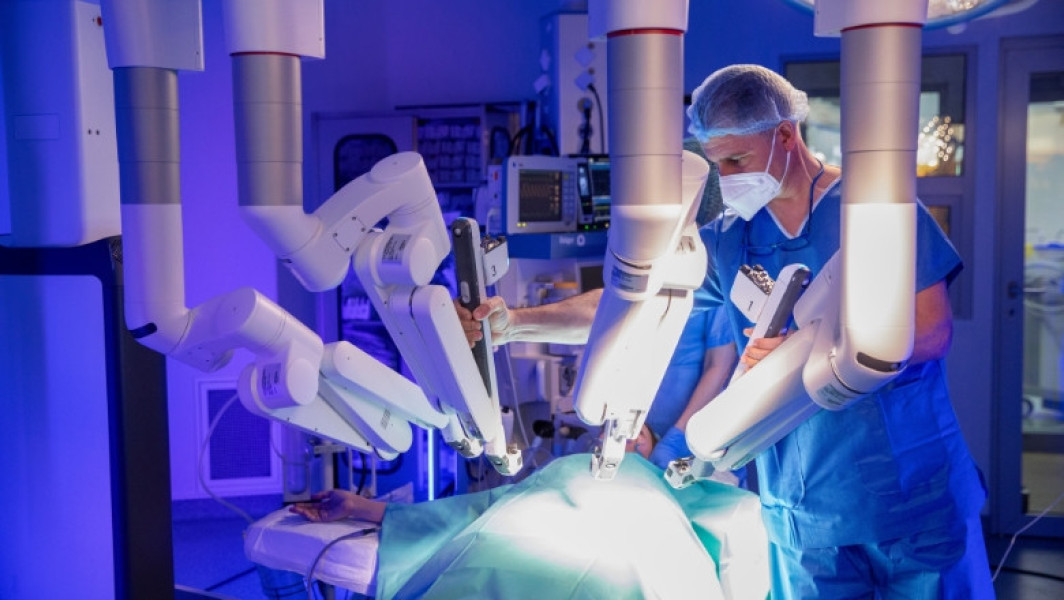 chirurgie robotica pentru tratarea cancerului renal la spitalul SANADOR