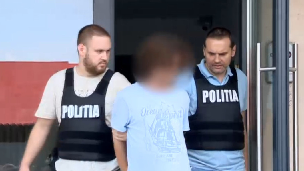 Kristof Lajos, cunoscut sub numele de „antrenorul de genii”, a fost condamnat la 13 ani și 3 luni de închisoare pentru viol și agresiune sexuală. Judecătoria Sectorului 4 a decis această sentință, după ce bărbatul a fost prins în flagrant în vara anului trecut, în timp ce viola un băiat de 14 ani. Potrivit digi24.ro, condamnarea a fost pronunțată pe fond, iar în același timp, instanța a admis parțial cererea de despăgubiri civile, obligându-l pe Lajos să plătească 100.000 de euro în dauna copiilor victime.