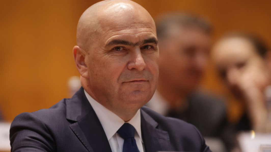 Aur anunță depunerea unei moțiuni de cenzură, însă nu dispune de voturile necesare pentru a o trece. Potrivit calculelor parlamentare, opoziția poate doar să înregistreze inițiativa, dacă se alătură demersului și formațiunea Sos și pot. Conform unor surse, pentru a schimba guvernul și a împiedica intrarea în vigoare a pachetului fiscal, această moțiune trebuie să fie susținută și de membri ai coaliției de guvernare. Legea prevede că moțiunea de cenzură poate fi inițiată de cel puțin o pătrime din numărul parlamentarilor, adică 116 semnături, notează digi24.ro.