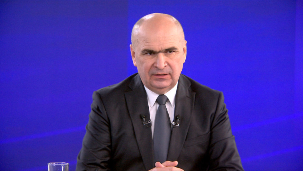 Ilie Bolojan va fi prezent în această seară la Digi24, începând cu ora 19:00, pentru o ediție specială moderată de Claudiu Pândaru. În cadrul emisiunii, premierul va discuta despre primele măsuri fiscale asumate de Guvern în Parlament, precum și despre al doilea pachet de reforme pregătit pentru finalul lunii. Bolojan va aborda și tensiunile din coaliție, relatează digi24.ro.