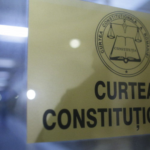 Curtea Constituțională analizează joi, 10 iulie, sesizarea depusă de S.O.S. România, AUR și POT împotriva unui proiect de lege privind măsuri pentru prevenirea și combaterea antisemitismului, xenofobiei, radicalizării și discursului instigator la ură. Documentul contestat introduce sancțiuni pentru distribuirea, prin sisteme informatice, a materialelor antisemite, fasciste, legionare, rasiste și xenofobe, precum și pentru negarea sau minimalizarea Holocaustului și a crimelor de război.