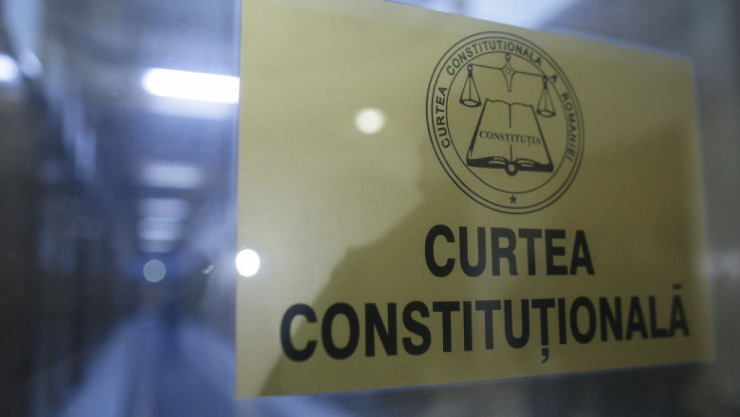 Curtea Constituțională analizează joi, 10 iulie, sesizarea depusă de S.O.S. România, AUR și POT împotriva unui proiect de lege privind măsuri pentru prevenirea și combaterea antisemitismului, xenofobiei, radicalizării și discursului instigator la ură. Documentul contestat introduce sancțiuni pentru distribuirea, prin sisteme informatice, a materialelor antisemite, fasciste, legionare, rasiste și xenofobe, precum și pentru negarea sau minimalizarea Holocaustului și a crimelor de război.