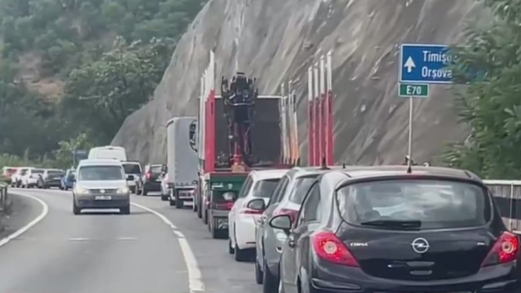 Incendiul de vegetație din zona Orșova blochează traficul pe DN 6
