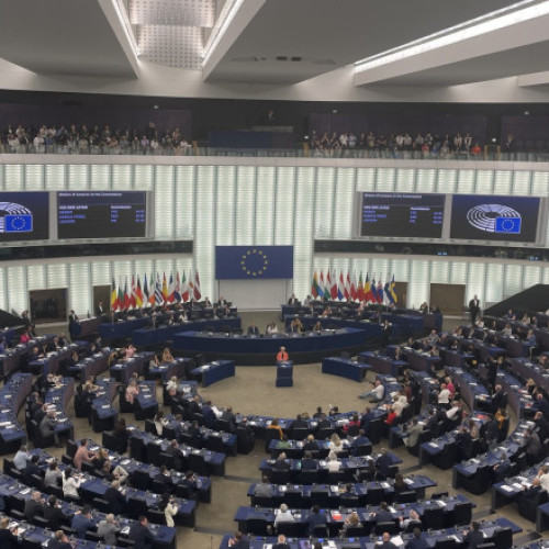 Grupurile din Parlamentul European își împart pozițiile în legătură cu moțiunea de cenzură împotriva Comisiei Europene