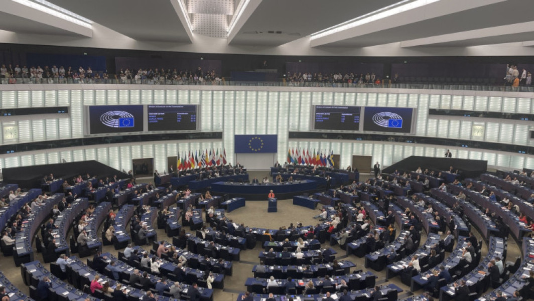 Grupurile din Parlamentul European își împart pozițiile în legătură cu moțiunea de cenzură împotriva Comisiei Europene