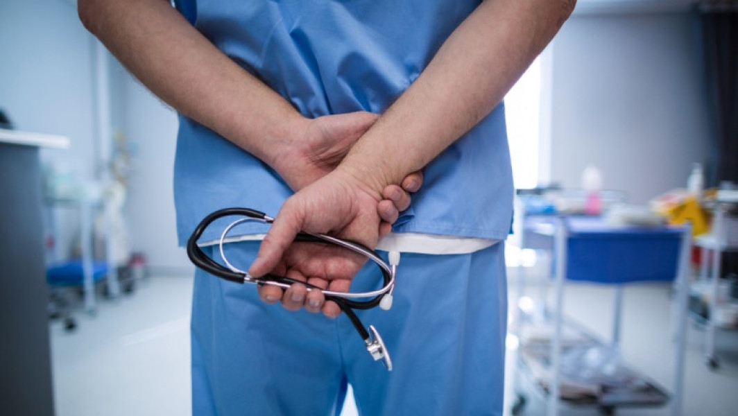 Alina Koussini, președinta Uniunii Patronatelor Independente din Medicina de Familie, critică propunerea ministrului Sănătății de a introduce un sistem de validare prin SMS pentru serviciile medicale. Potrivit acesteia, această măsură ar putea penaliza întreg sistemul pentru greșelile unor indivizi, în loc să se aplice sancțiuni celor care încalcă legea, relatează digi24.ro.