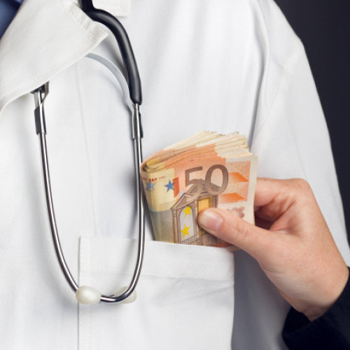 medic ortoped de la spitalul floreasca prins în flagrant în timp ce primea mită