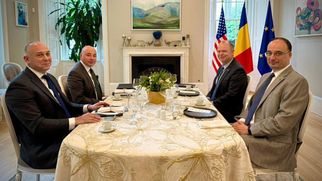 Ambasadorul României în Statele Unite, Andrei Muraru, s-a întâlnit cu Charles McLaughlin, consilier special al președintelui american și șef pentru Europa și Rusia în cadrul Consiliului de Securitate Națională, conform unui comunicat al ambasadei române. Discuția a vizat colaborarea bilaterală, cu accent pe rolul României în regiune, securitatea și apărarea.