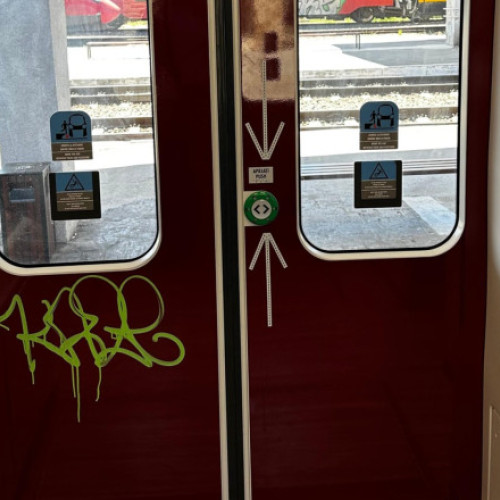 Primul tren electric nou din România, vandalizat la mai puțin de un an de la introducerea sa în circulație