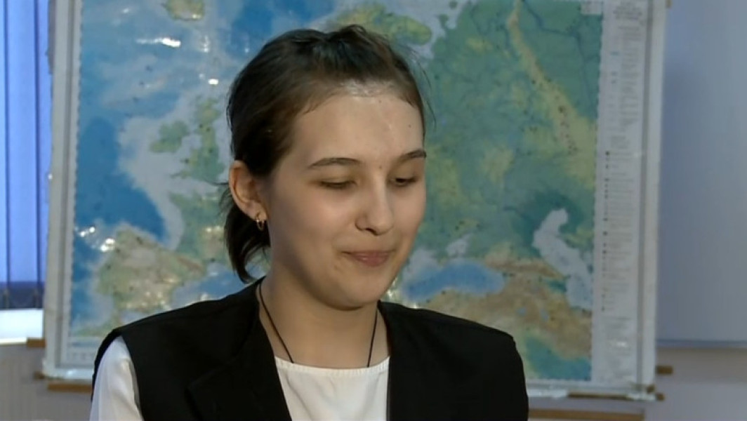 O eleva nevăzătoare din Maramureș, exemplar de perseverență și curaj, a reușit să promoveze cu succes examenul de Bacalaureat, chiar dacă și-a pierdut vederea în urmă cu mai bine de un an, în urma unui accident cu bicicleta. Cristina Cont, din Baia Mare, a petrecut fiecare zi în sala de examen timp de cinci ore, dictând lucrarea cu voce tare, fiind ajutată de doi membri ai comisiei. Potrivit relatărilor, în ciuda dificultăților de sănătate, ea nu s-a dat bătută și a făcut tot posibilul ca să memoreze informațiile, chiar dacă obișnuia să învețe pe bază de memorie vizuală, care nu mai era posibilă acum.