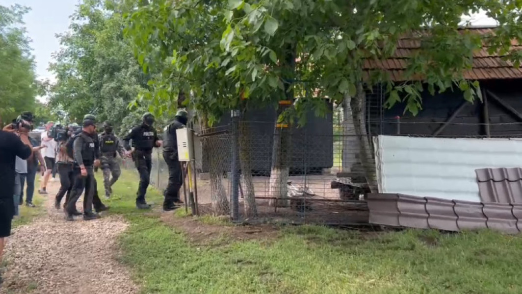Bărbatul condamnat pentru omor, căutat acum după incendrarea casei în Mureș și Arad