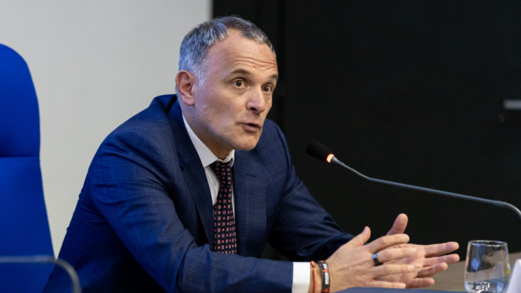 Karoly Borbely, directorul general al Hidroelectrica, va dona 20% din salariul său către fundația companiei pentru susținerea proiectelor sociale, scrie digi24.ro. Decizia a fost anunțată în contextul apelului lansat de ministrul Energiei, Bogdan Ivan, pentru responsabilitate și solidaritate în sectorul energetic. Borbely a spus că, deși donația nu va rezolva problema deficitului bugetar, consideră apelul ministrului ca fiind rezonabil și important pentru solidaritate în aceste momente.