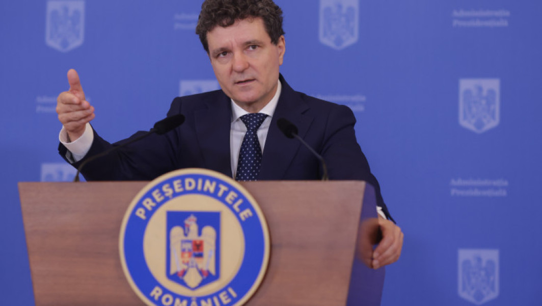 Nicusor Dan, președintele României, a declarat că a sesizat Curtea Constituțională în legătură cu modificările aduse legii privind combaterea xenofobiei, antisemitismului și a altor forme de extremism. El susține că există neclarități și ambiguități în textul legii, care pot duce la interpretări greșite sau chiar abuzuri. Potrivit digi24.ro, Nicusor Dan a menționat că trebuie întrebat Parchetul General ce s-a întâmplat cu sutele de amenințări primite de jurnaliști în perioada noiembrie-decembrie 2024, precum și cu amenințările la adresa deputatului minorităților, Silviu Vexler, după inițierea proiectului de lege.
