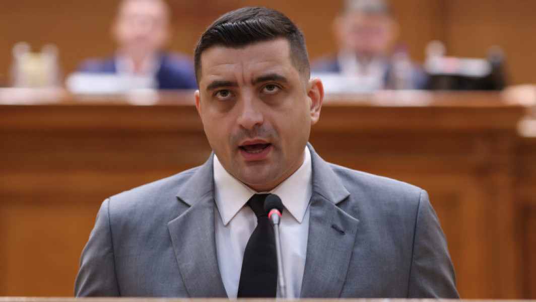 Presedintele AUR, George Simion, a criticat dur Guvernul pentru măsurile de austeritate adoptate, acuzând că acestea afectează mamele, studenții și pensionarii. În timpul dezbaterii motiunii de cenzură din Parlament, Simion a susținut că, în timp ce în Guvern sunt cinci vicepremieri, se fac apeluri la sacrificii și reducerea indemnizațiilor pentru români.