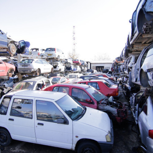 Programul Rabla pentru persoane fizice va fi reluat în perioada următoare, cu un buget de 200 de milioane de lei, au anunțat oficialii. Ministrul Mediului, Apelor și Pădurilor, Diana Buzoianu, a declarat că, în ciuda situației economice dificile, programul va fi pus în aplicare, însă pentru anul viitor trebuie purtate mai multe discuții. Potrivit Digi24.ro, cea mai importantă temă va fi analiza impactului asupra reducerii emisiilor pentru toate programele Administratiei Fondului pentru Mediu (AFM).