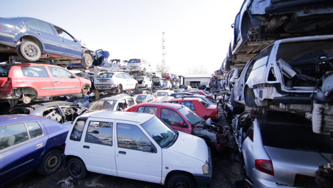 Programul Rabla pentru persoane fizice va fi reluat în perioada următoare, cu un buget de 200 de milioane de lei, au anunțat oficialii. Ministrul Mediului, Apelor și Pădurilor, Diana Buzoianu, a declarat că, în ciuda situației economice dificile, programul va fi pus în aplicare, însă pentru anul viitor trebuie purtate mai multe discuții. Potrivit Digi24.ro, cea mai importantă temă va fi analiza impactului asupra reducerii emisiilor pentru toate programele Administratiei Fondului pentru Mediu (AFM).
