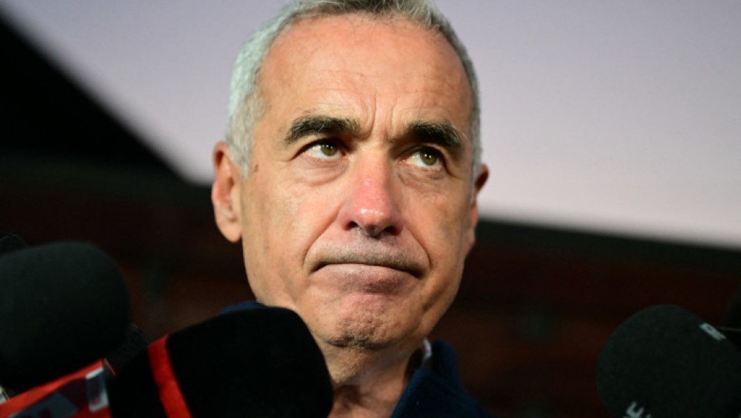 Calin Georgescu, fost candidat la alegerile prezidențiale, a fost sancționat cu două amenzi totale de circa 10.000 de euro, după o anchetă a Autorității Naționale pentru Protecția Datelor cu Caracter Personal (ANSPDCP). Investigația, finalizată în iunie 2025, a analizat activitatea online a site-ului său în perioada 6 decembrie 2024 - 3 aprilie 2025. Potrivit ANSPDCP, ancheta a fost declanșată în urma unei sesizări privind posibile încălcări ale Regulamentului UE privind protecția datelor (GDPR).
