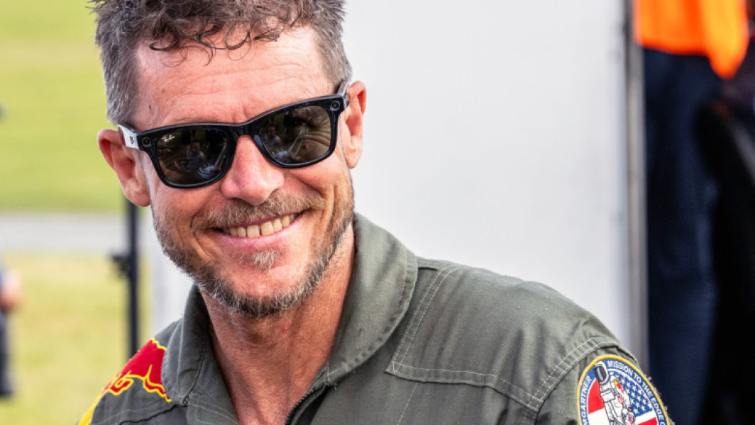 Felix Baumgartner, legendar parașutist și pilot de stunturi extreme, a murit recent într-un accident de parapantă la vârsta de 56 de ani. Tragedia s-a produs pe coasta Adriaticii, în localitatea Porto Sant'Elpidio, informează krone.at. Potrivit mărturiilor echipelor de salvare, el zbura cu parapanta cu motor atunci când a pierdut brusc controlul, din cauza unui disconfort neașteptat. În timpul căderii, el s-a izbit de o piscină a unui hotel și a decedat pe loc. În timpul incidentului, a lovit și un angajat al hotelului, ce a fost transportat de urgență la spital cu leziuni la gât.