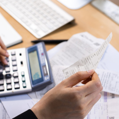 Guvernul României a anunțat un nou proiect de lege care vizează măsuri importante pentru sistemul fiscal și bugetar. Potrivit documentului, aceste schimbări vor avea loc etapizat, începând cu 1 septembrie 2025 și până la 1 ianuarie 2026, într-un efort de a consolida finanțele publice.