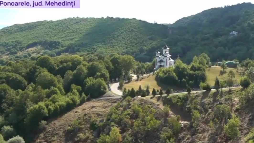 Podul lui Dumnezeu, cel mai mare pasaj natural din România, atrage turiști în Ponoarele