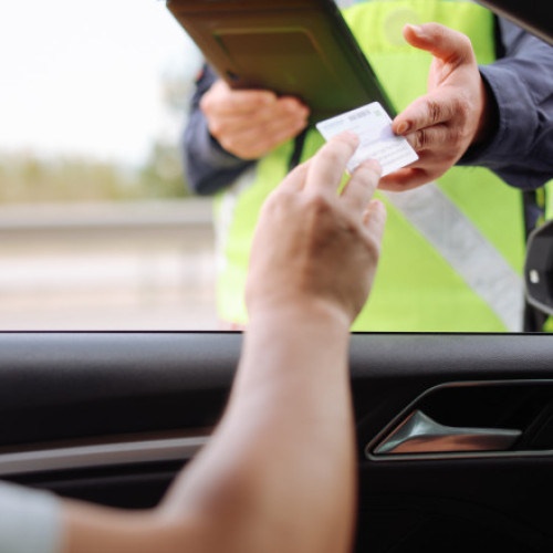 Parcarea pe trotuar, interzisă dacă nu există marcaje sau semne