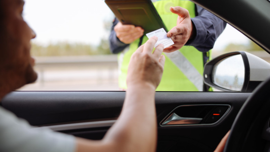 Parcarea pe trotuar, interzisă dacă nu există marcaje sau semne