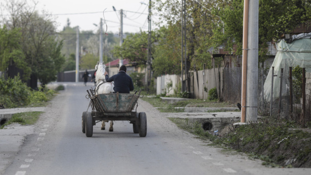 Primarii din localități mici din România au angajat consilieri personali, chiar dacă unele comune au mai puțin de 1.000 de locuitori, sau chiar sub 400. Conform Digi24.ro, unii edili justifică această decizie prin nevoia de a avea persoane care să se ocupe de sarcini diverse, chiar și de lucrări manuale, din cauza lipsei de muncitori în primărie.