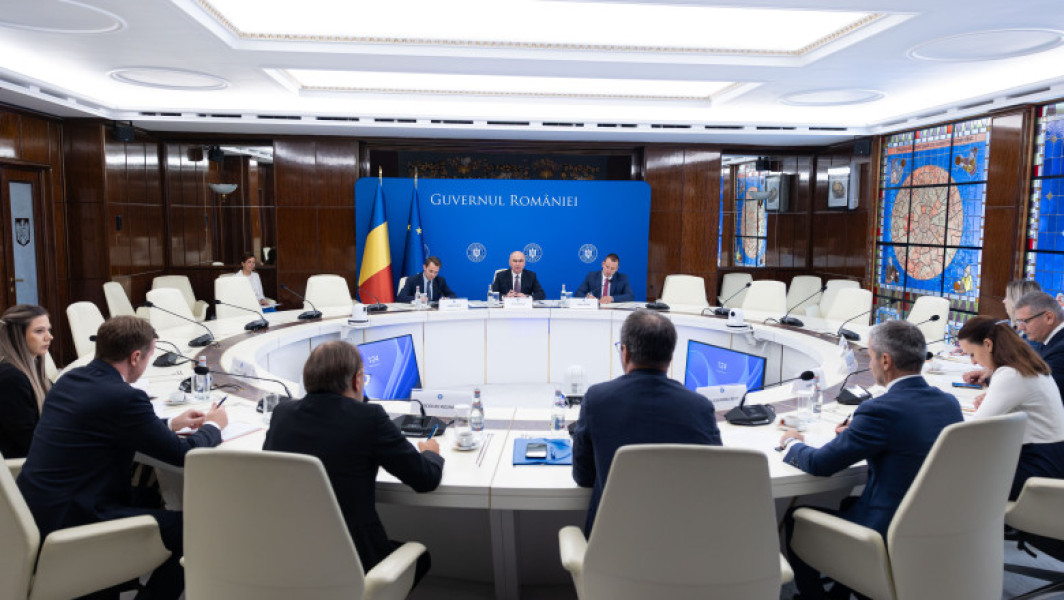 Ilie Bolojan, premierul României, a participat miercuri la discuții cu reprezentanții Consiliului Investitorilor Străini, potrivit unui comunicat de presă. În cadrul întâlnirii, șeful guvernului a reiterat angajamentul pentru continuarea reformelor menite să reducă cheltuielile statului, să îmbunătățească colectarea veniturilor bugetare și să corecteze dezechilibrele economice ale țării.