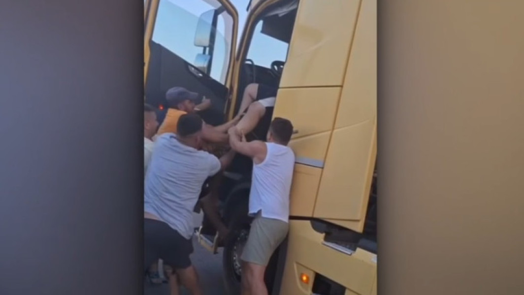 scene şocante în trafic la Galaţi: şofer de TIR imobilizat de colegi după condus haotic