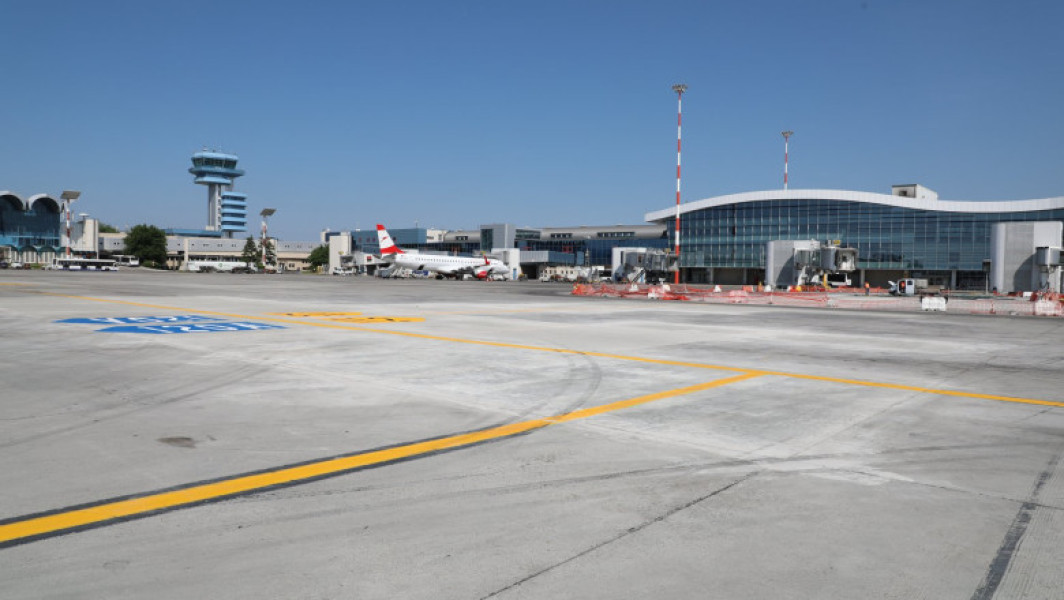 O pistă a Aeroportului Henri Coanda, de pe Otopeni, a fost închisă temporar pentru lucrări de reparații, chiar în plin sezon de vacanță. Potrivit corespondentului Digi24 Sebastian Boldea, lucrările includ asfaltarea pistei și înlocuirea lampilor de balizaj și vor dura întreaga săptămână. În acest interval, aeroportul va funcționa cu o singură pistă, pentru aterizări și decolări.