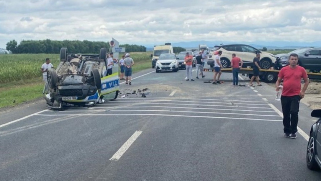 accident grav cu trei masini și politist aflat în misiune în județul Timiș