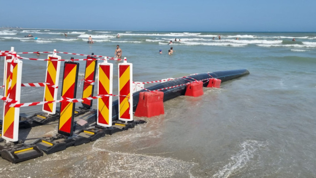 Teava deversând ape pluviale în Marea Neagră, în zonă unde turistii fac baie, va fi dezafectată în cadrul acțiunii de control a Gărzii Naționale de Mediu
