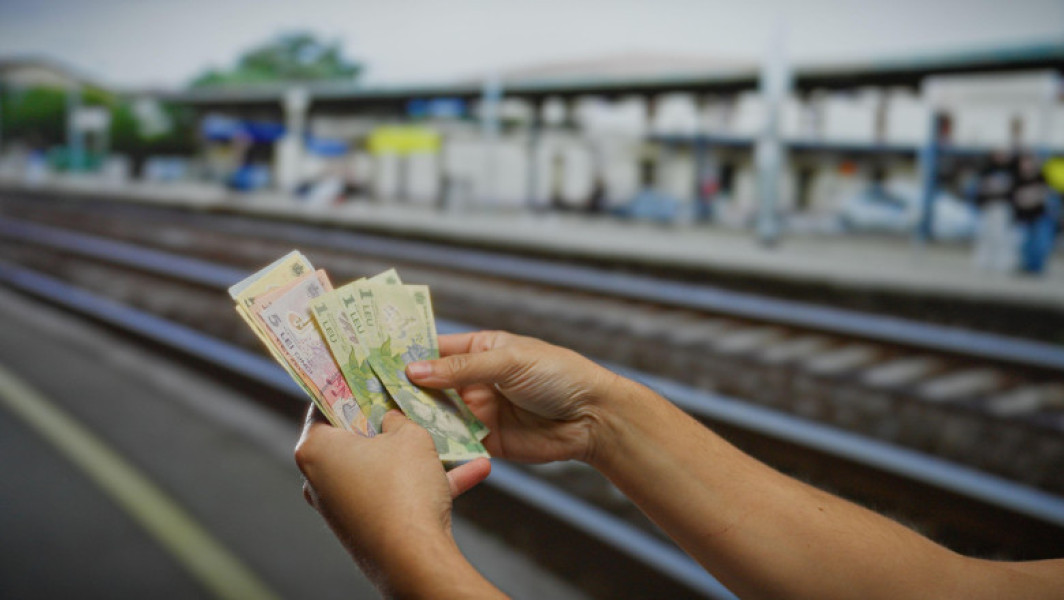 CFR Călători și operatorii privați de transport feroviar vor crește prețurile biletelor începând cu 1 august, ca urmare a majorării cotei de TVA de la 19% la 21%. Potrivit CFR Călători, scumpirile vor ajunge până la 3 lei pentru biletele de clasa a II-a și până la 4,5 lei pentru cele de clasa I.