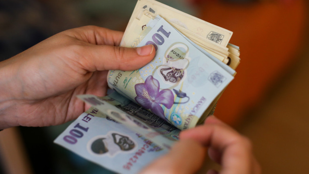 Începând cu 1 august 2025, contribuția de asigurări sociale de sănătate (CASS) va fi aplicată pensiilor care depășesc suma de 3.000 de lei lunar, anunță Casa Națională de Pensii (CNPP). Potrivit noilor reguli, CASS de 10% va fi calculată doar asupra sumei care depășește acest plafon, nu pentru întreaga pensie.