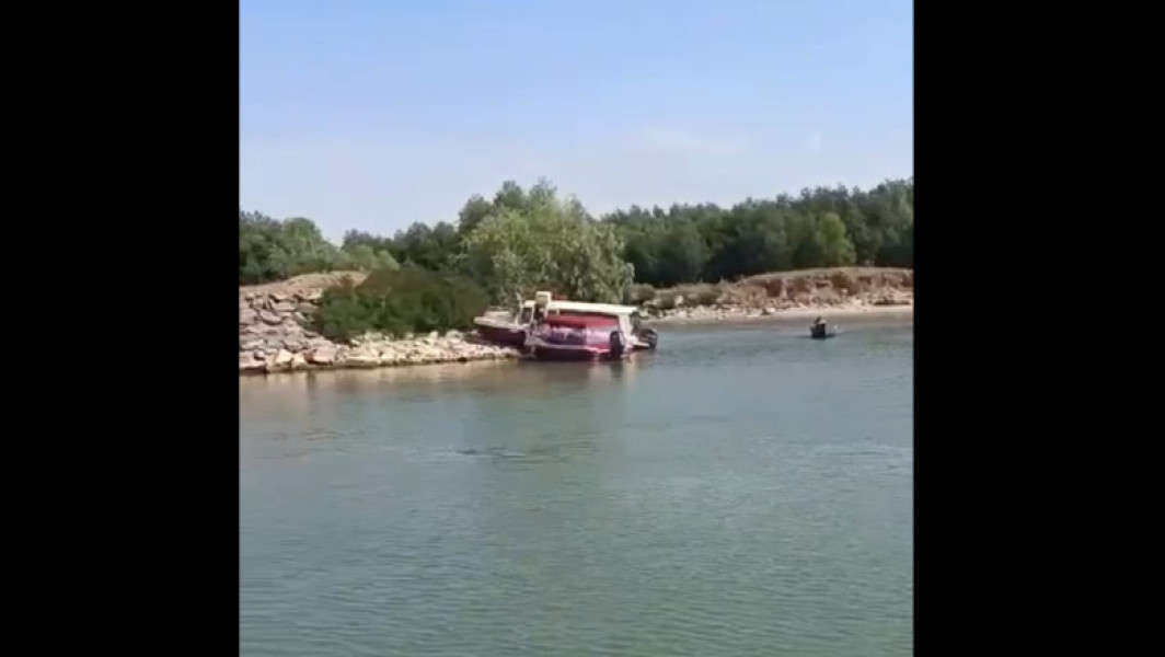 Un militar aflat la conducerea unei ambarcațiuni răsturnate în Delta Dunării săptămâna aceasta a fost reținut pentru 24 de ore, anunță autoritățile. Potrivit informațiilor, el este cercetat pentru ucidere din culpă în urma accidentului, în care și-au pierdut viața patru persoane, printre care și un copil de doar trei ani.