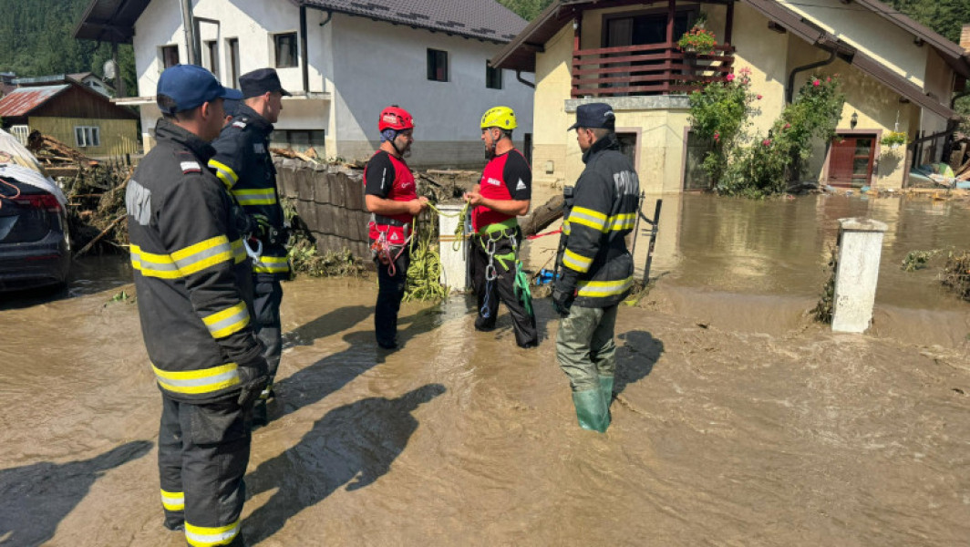 Cel puţin 600 de oameni din Broşteni nu locuiesc momentan în casele lor din cauza inundaţiilor