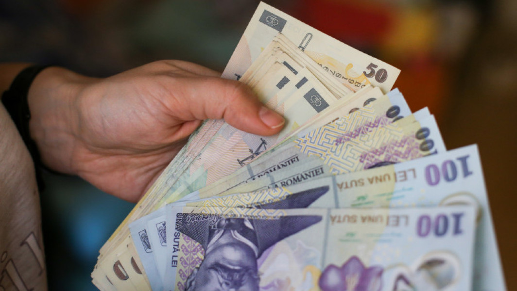 Începând cu 1 august 2025, intră în vigoare prevederile Legii nr. 141/2025 privind anumite măsuri fiscal-bugetare, care introduc contribuția de asigurări sociale de sănătate (CASS) de 10% pentru pensiile ce depășesc suma de 3.000 de lei. Potrivit sursei digi24.ro, această măsură se aplică inclusiv pensiilor administrate privat din Pilonul II, precum și pensiilor facultative din Pilonul III.