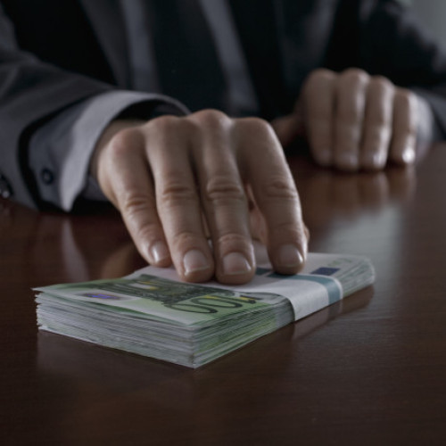 Ofițer de poliție reținut pentru luare de mită în județul Argeș