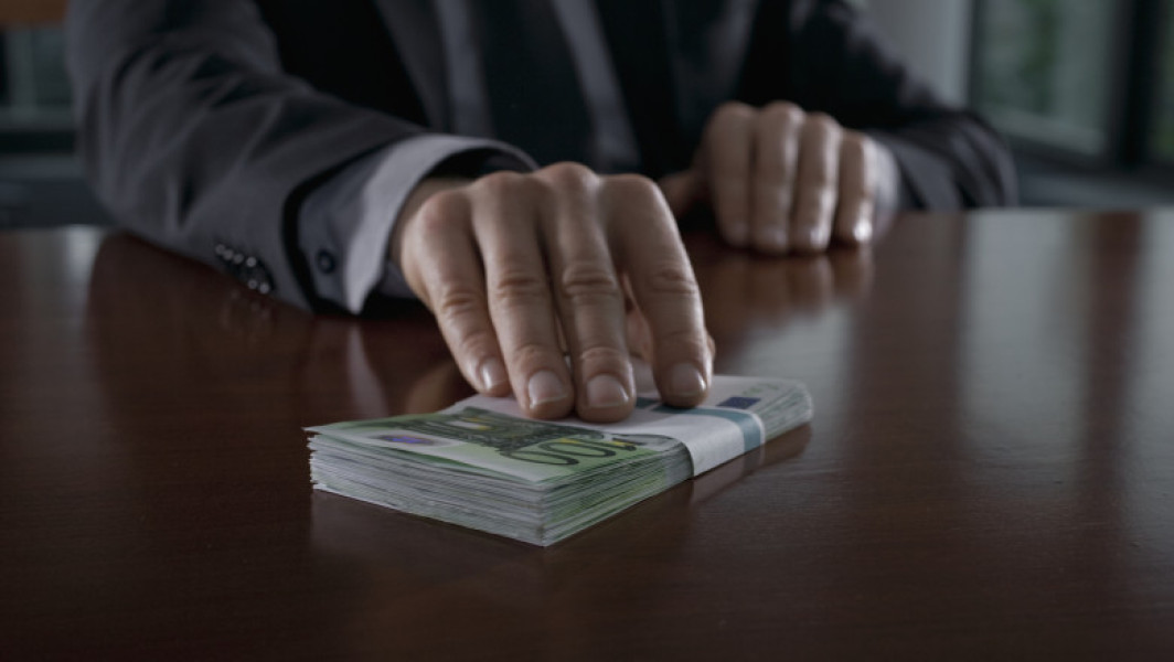 Ofițer de poliție reținut pentru luare de mită în județul Argeș