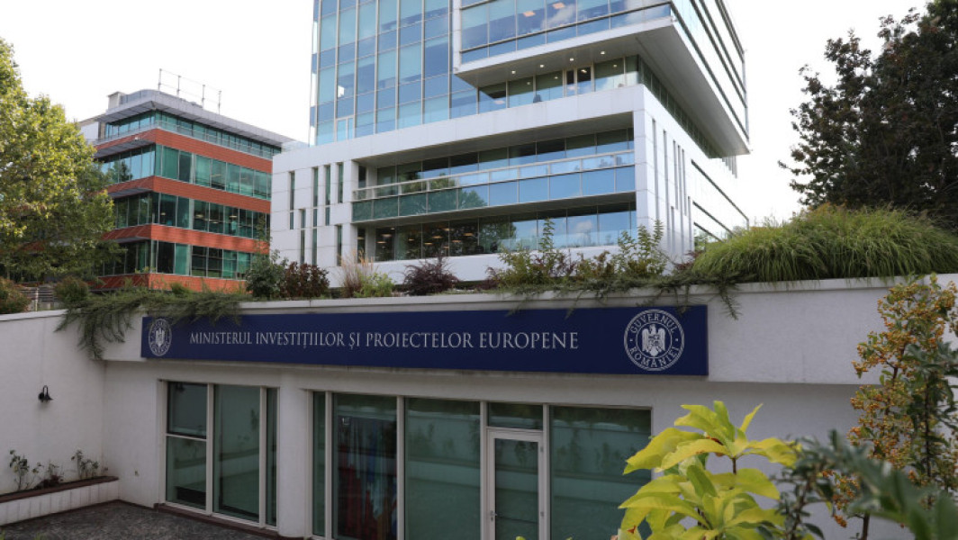 Ministrul investițiilor și proiectelor europene, dragoș pislaru, a discutat vineri seara la digi24 despre costurile mari ale chiriei pentru sediul ministerului. El a menționat că suma plătită este în conformitate cu prețul pieței pe metru pătrat și a explicat că a negociat o reducere cu proprietarul.